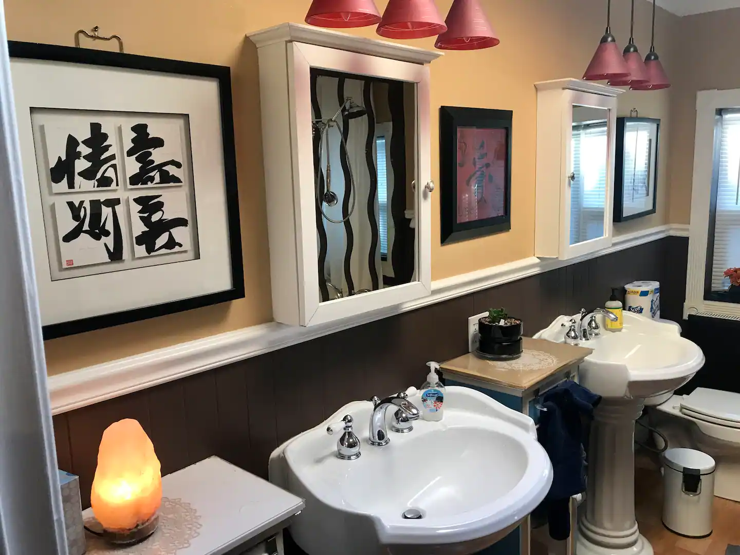 Spacious bathroom with two sinks